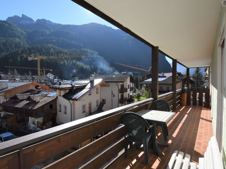Property, Handrail, Balcony, Apartment, Room, Building, House