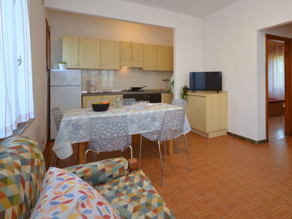 Table, Furniture, Cabinetry, Chair, Wood, Flooring, Floor, Tablecloth, Hardwood, Comfort