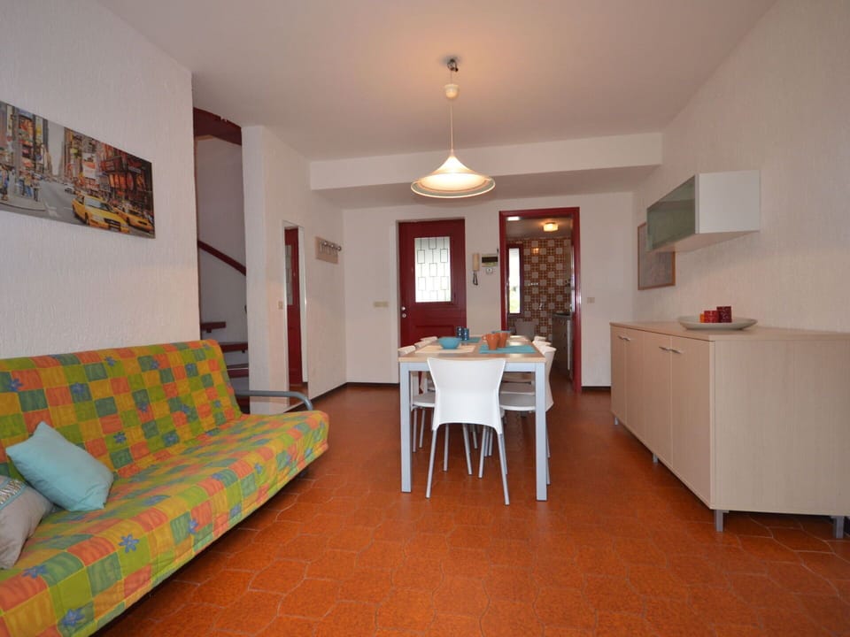 Table, Furniture, Wood, Building, Architecture, Comfort, Interior Design, Floor, Living Room, Flooring
