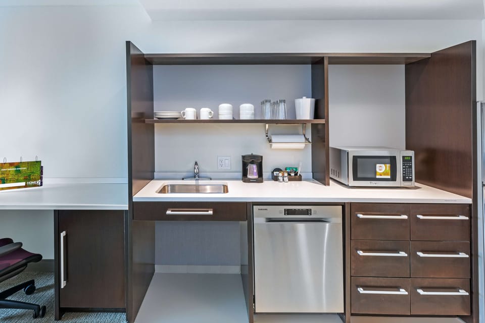 Coffee/tea maker, full-size fridge, microwave, dishwasher
