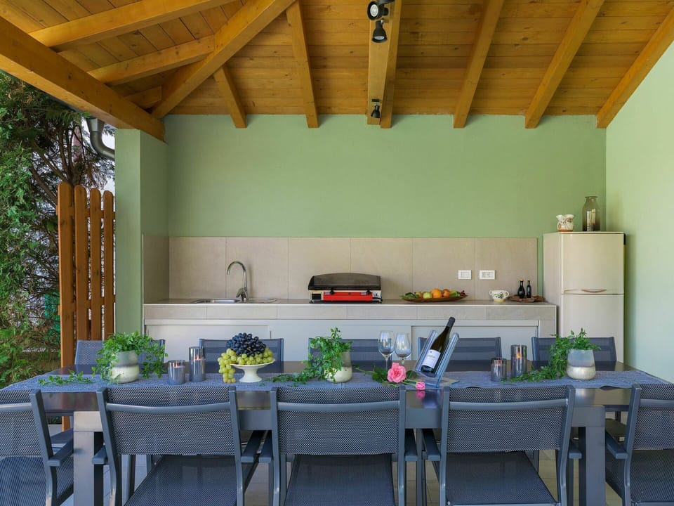 Table, Property, Furniture, Light, Wood, Interior Design, Building, Shade, Plant, Lighting