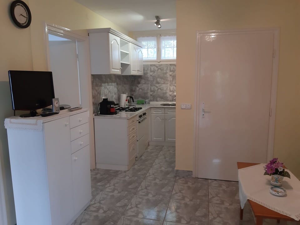 Cabinetry, Building, Wood, Interior Design, Countertop, Clock, Home Appliance, Floor, Flooring