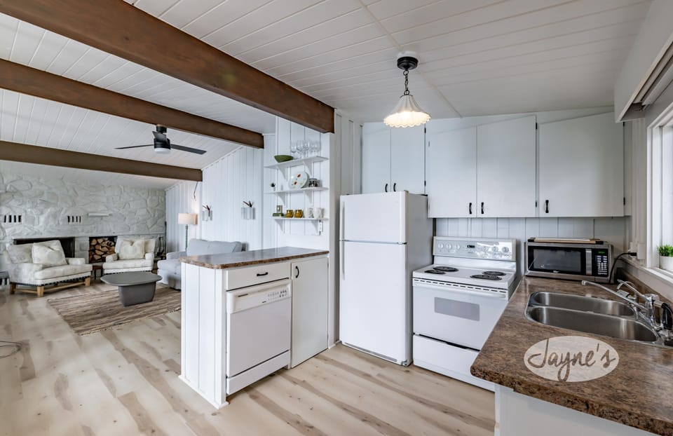 Kitchen &amp; Living Area