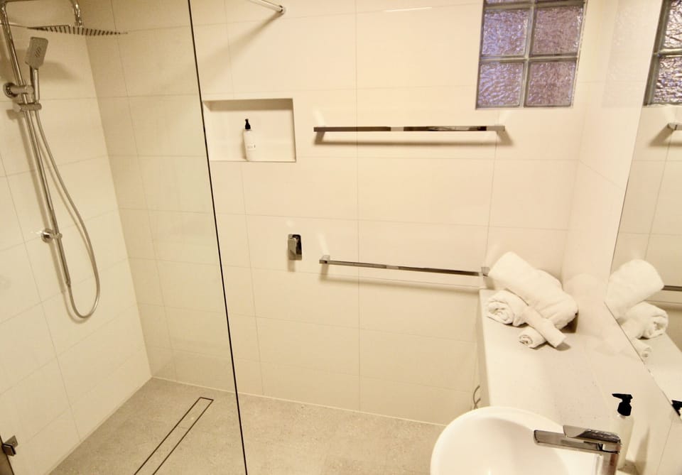 Newly Renovated Kitchen and Bathroom
Freshly updated with modern finishes to deliver a clean, contemporary aesthetic and improved guest experience.