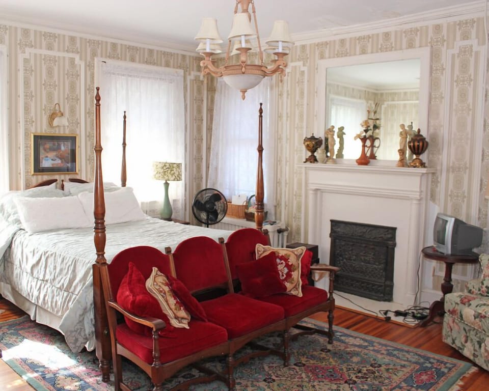 Colonial Room | Iron/ironing board, free WiFi, bed sheets