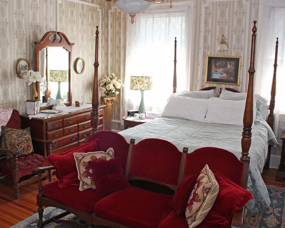 Colonial Room | Iron/ironing board, free WiFi, bed sheets