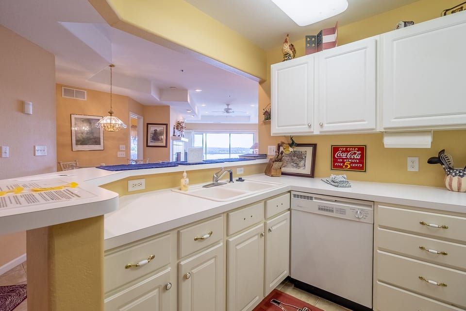Kitchen with breakfast bar