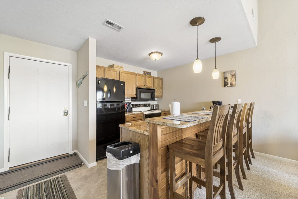 Kitchen with breakfast bar
