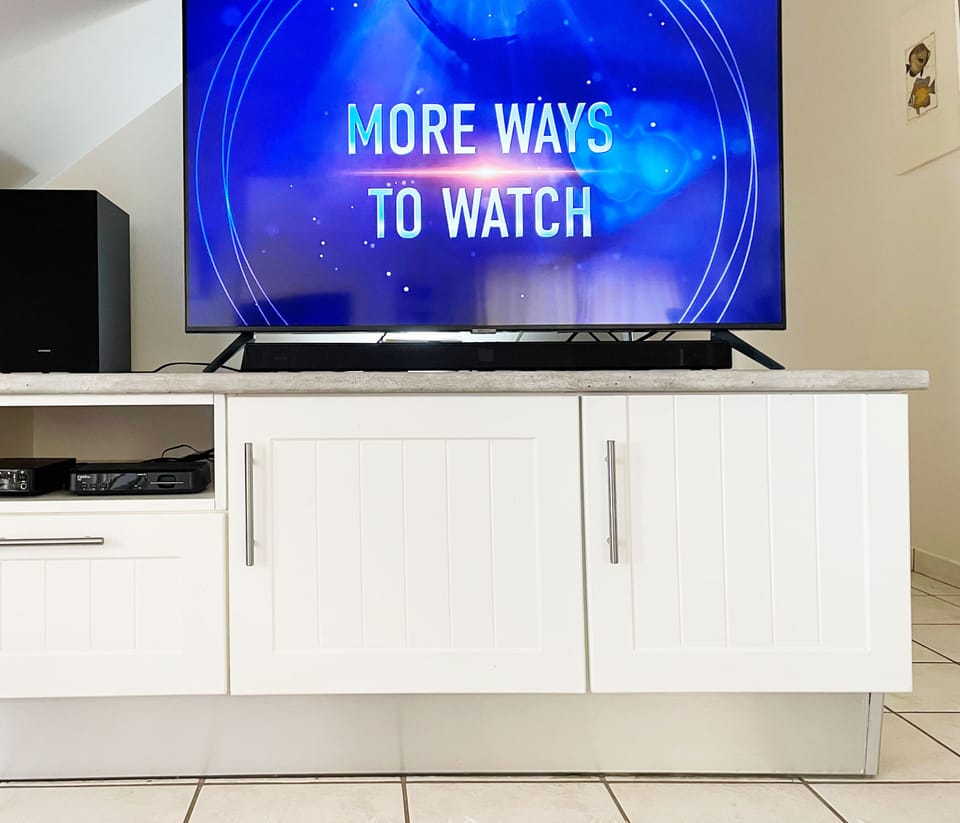 Samsung 50" Smart TV with sound bar and DVD with Netflix, Amazon and Apple TV