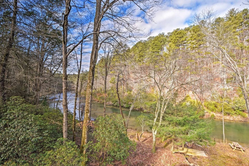 Over 600 feet of riverfront to enjoy.