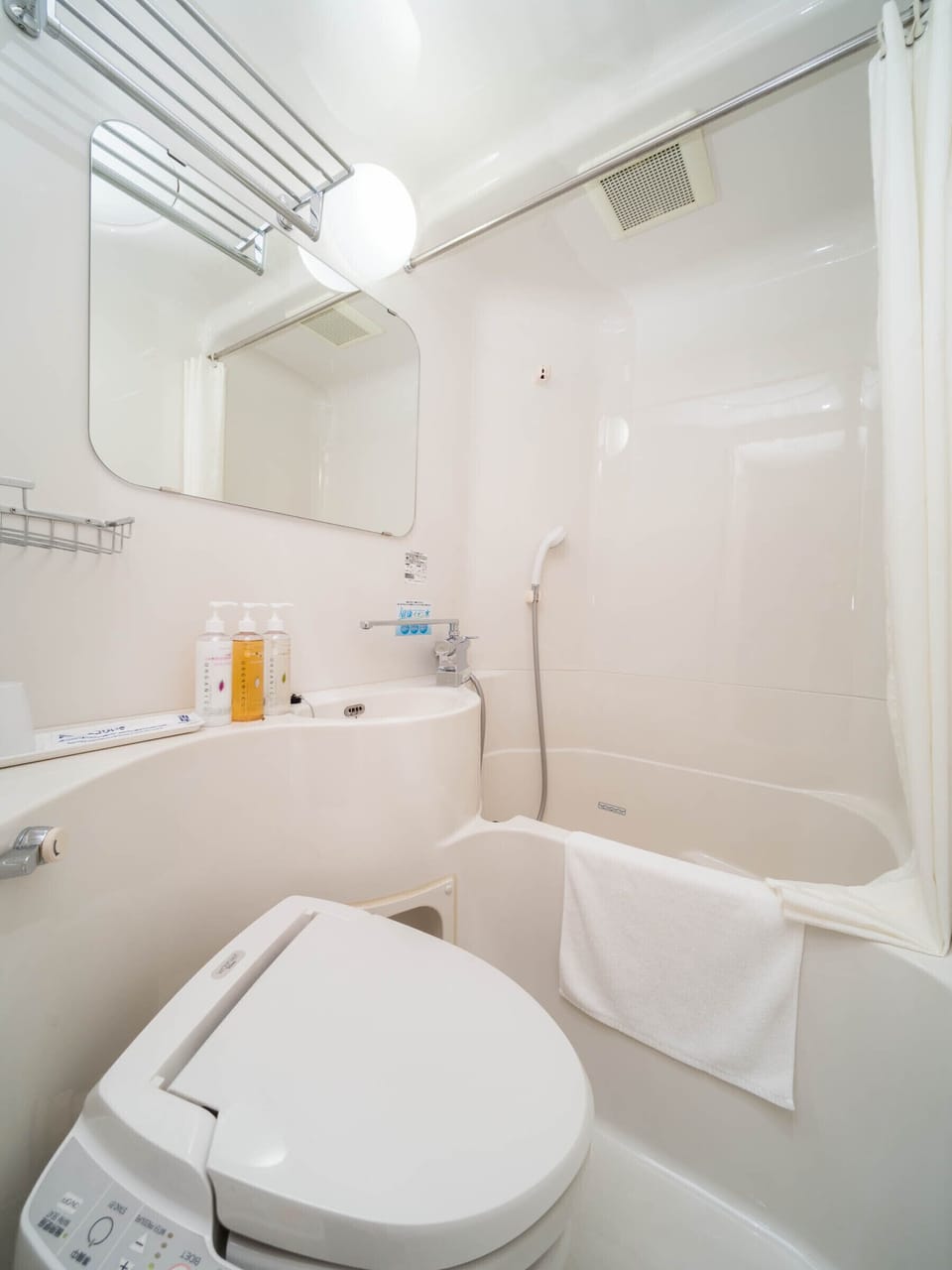 Combined shower/tub, deep soaking tub, free toiletries, hair dryer