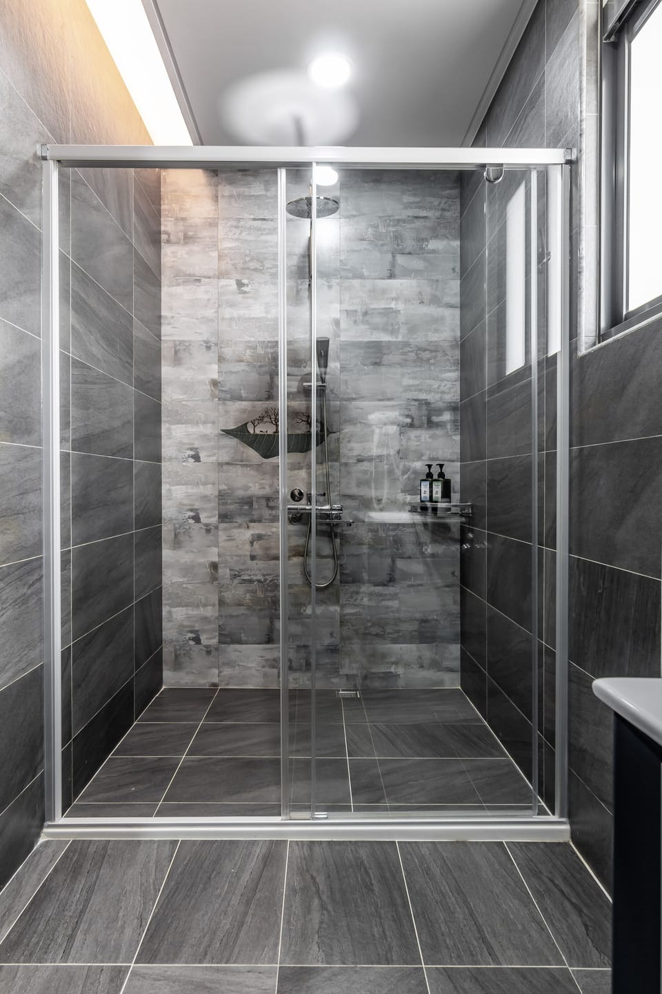 Deluxe Room, Garden View | Bathroom shower