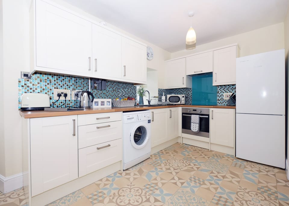 Family House | Private kitchen | Full-size fridge, microwave, oven, stovetop