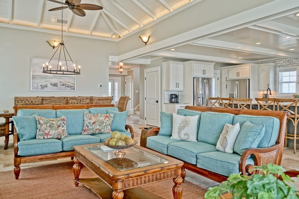 House, 6 Bedrooms | Living area | TV