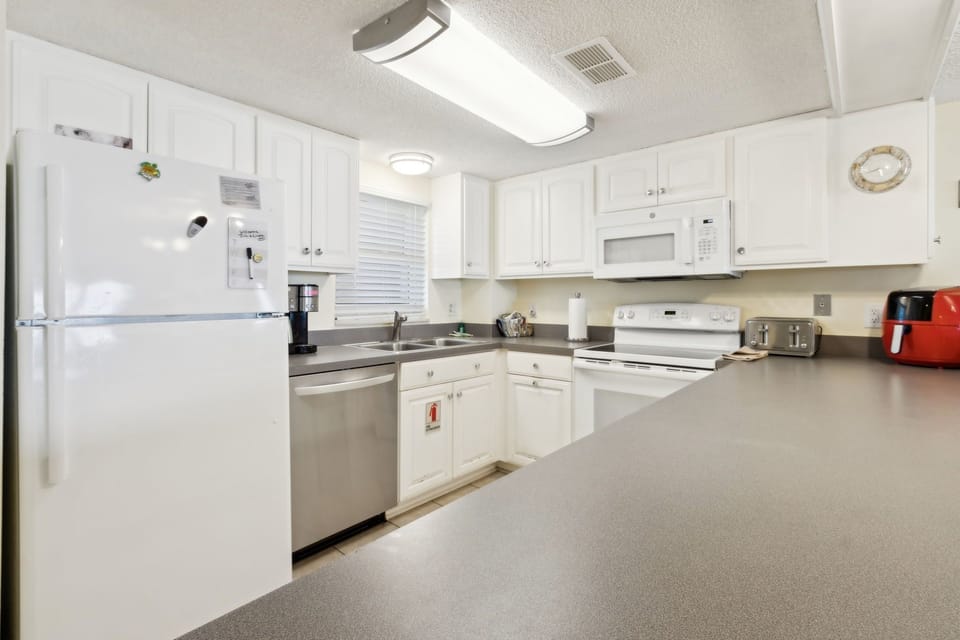 Condo, 2 Bedrooms | Private kitchen | Fridge, oven, coffee/tea maker