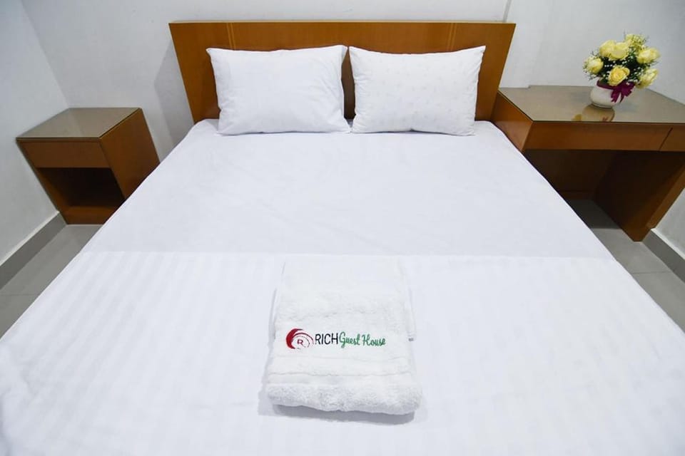 Suite | Desk, WiFi (free), bed sheets