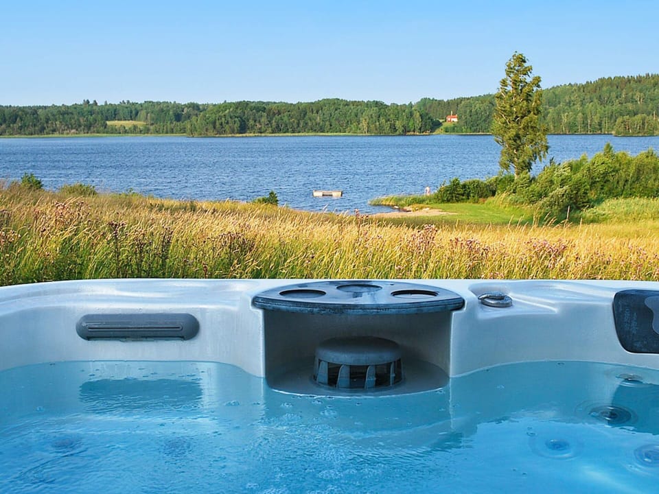 House | Outdoor spa tub