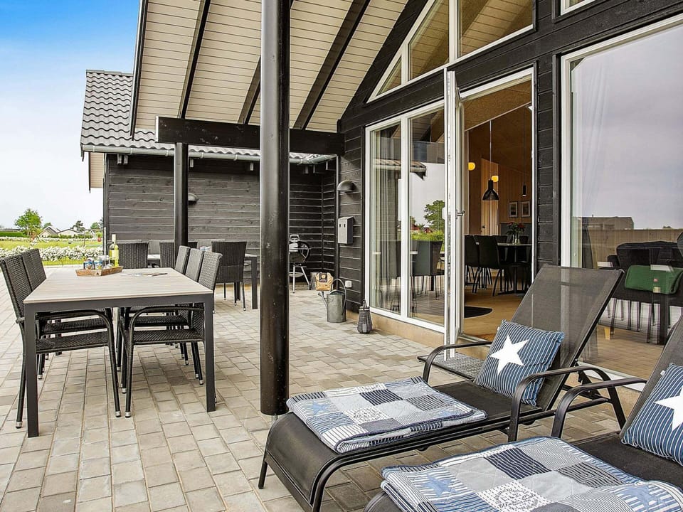 House | Outdoor dining