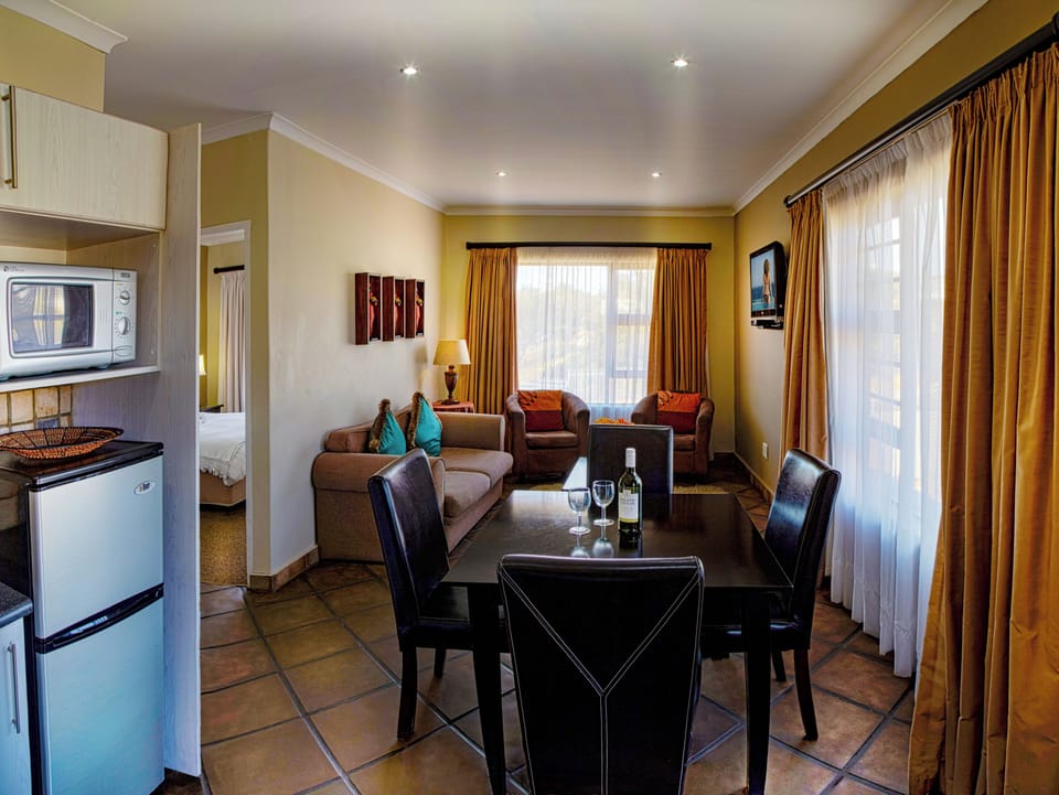Room, 1 Bedroom, Smoking | Dining room