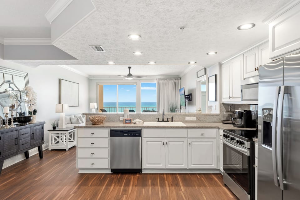 Condo, Multiple Beds, Pool Access | Private kitchen | Fridge, microwave, oven, stovetop