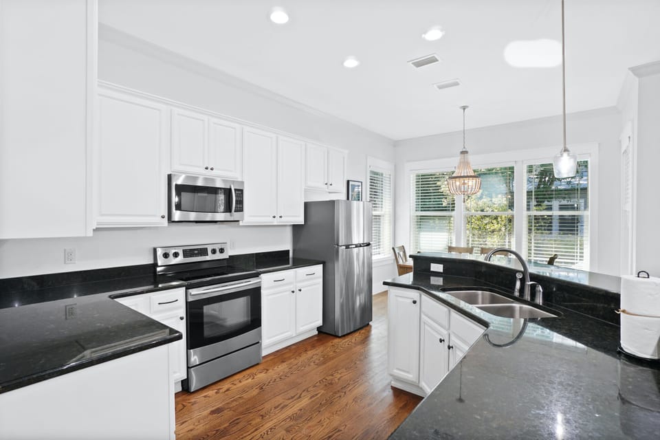 House, 3 Bedrooms | Private kitchen | Full-size fridge, microwave, oven, stovetop