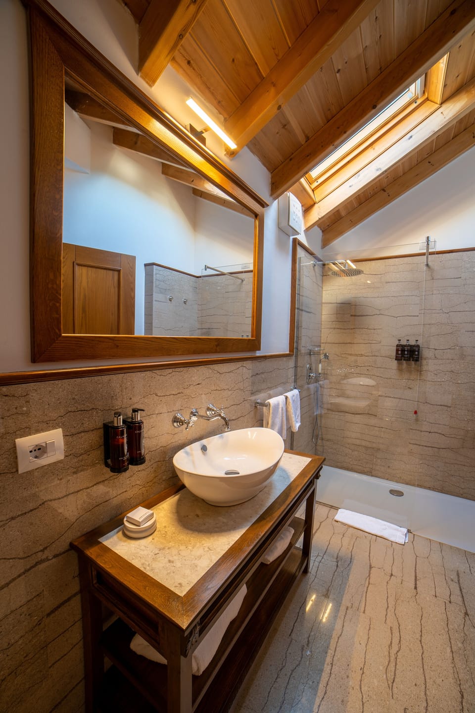 Junior Suite | Bathroom | Shower, rainfall showerhead, free toiletries, hair dryer