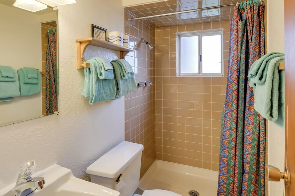 Full Bathroom | Linens & Towels | 1st Floor
