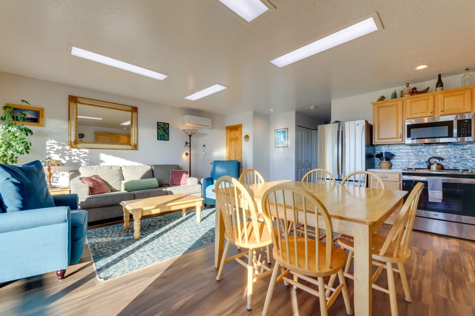 Living Room | Sleeper Sofa | Free WiFi | Cable TV