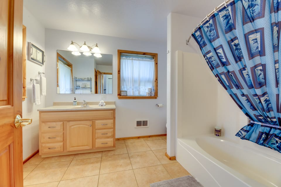 Full Bathroom | Towels Provided
