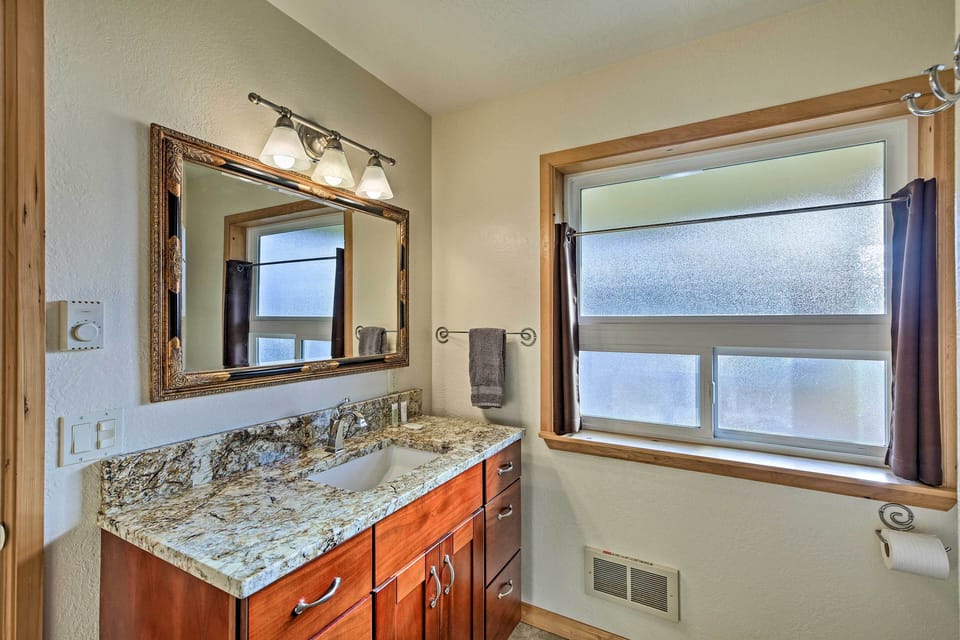 Full Bathroom | Complimentary Toiletries | Hair Dryer