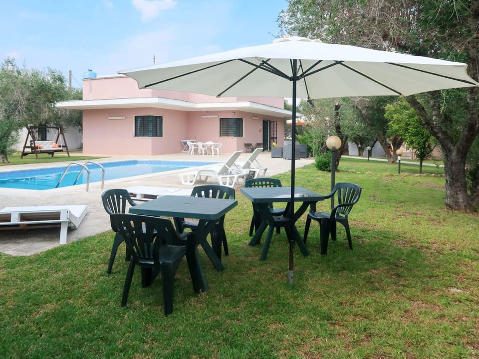 Property, Outdoor Table, Real Estate, Table, Shade, Patio, Umbrella, Canopy, Leisure, Backyard