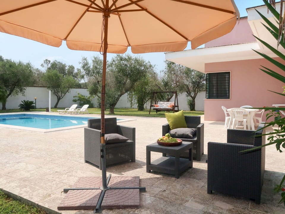 Umbrella, Property, Patio, Shade, Backyard, Furniture, Building, Home, Yard, Fashion Accessory