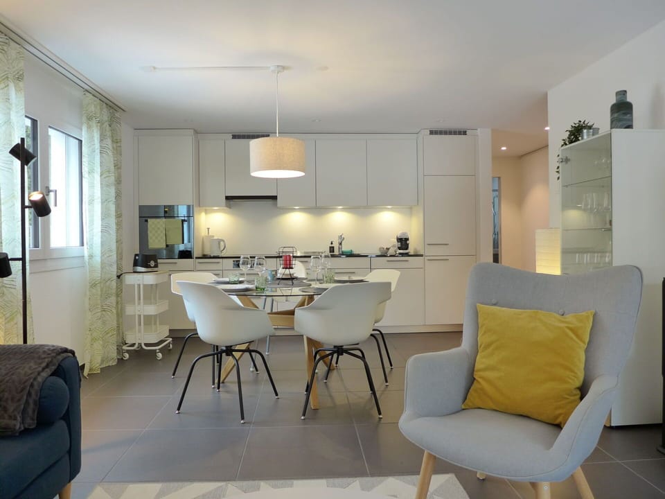 Furniture, Property, Table, Chair, Countertop, Flooring, Kitchen, Floor, Cabinetry
