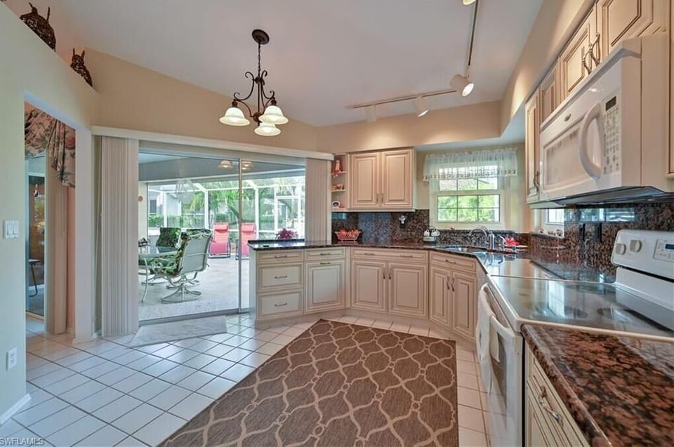 CC21040 - Fully equipped kitchen with sliding doors to the screened in patio