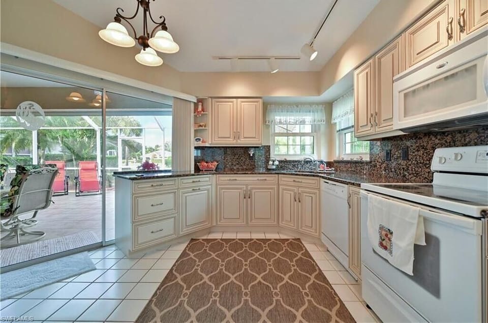 CC21040 - Fully equipped kitchen with sliding door to the screened in patio