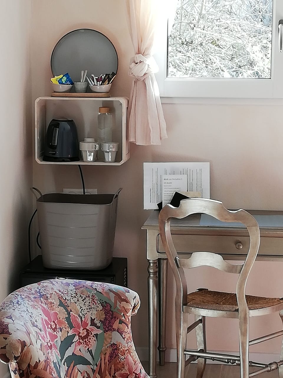 Room (Perluètes 1) | Individually decorated, individually furnished, desk, blackout drapes