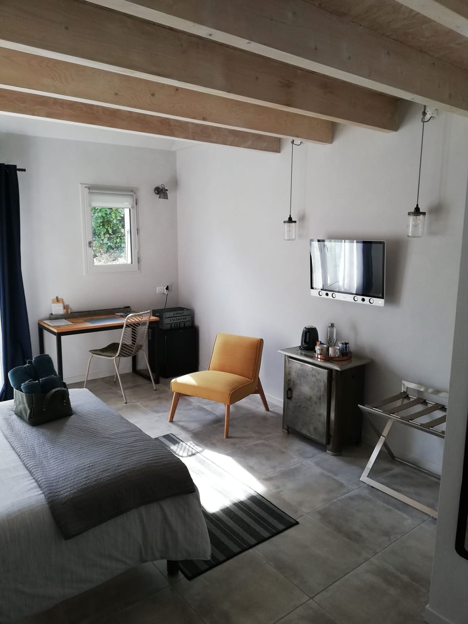 Room (Perluètes 2) | Individually decorated, individually furnished, desk, blackout drapes
