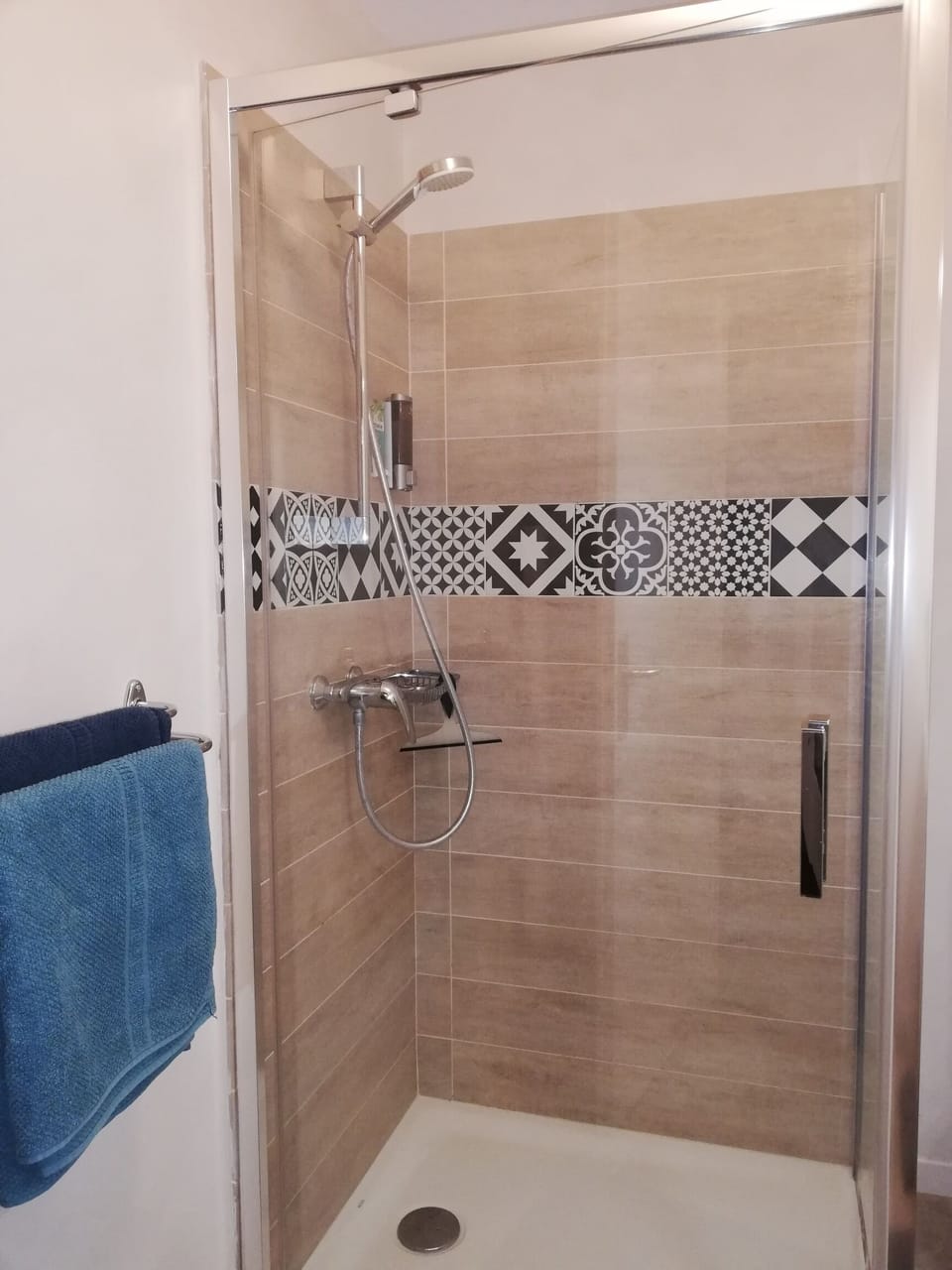 Room (Perluètes 2) | Bathroom | Shower, free toiletries, hair dryer, towels