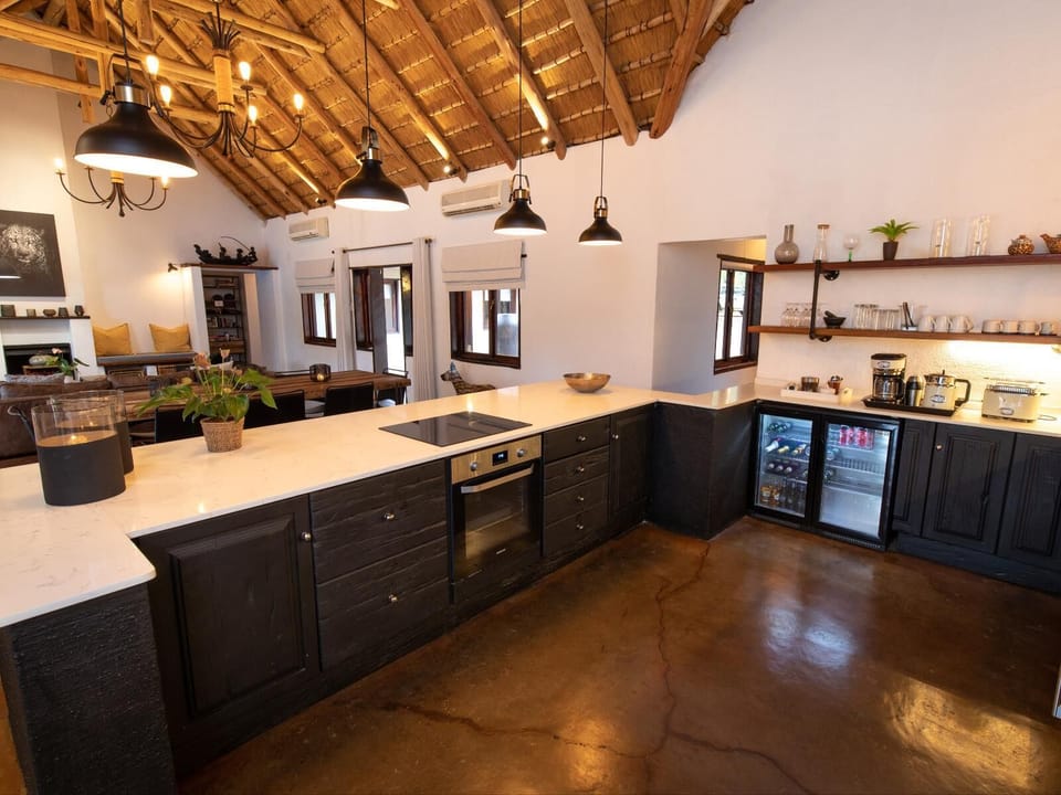 Luxury Chalet, 4 Bedrooms | Private kitchen | Electric kettle, toaster, cookware/dishes/utensils