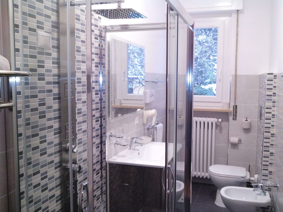 Quadruple Room, Air conditioning | Bathroom | Shower, rainfall showerhead, free toiletries, hair dryer