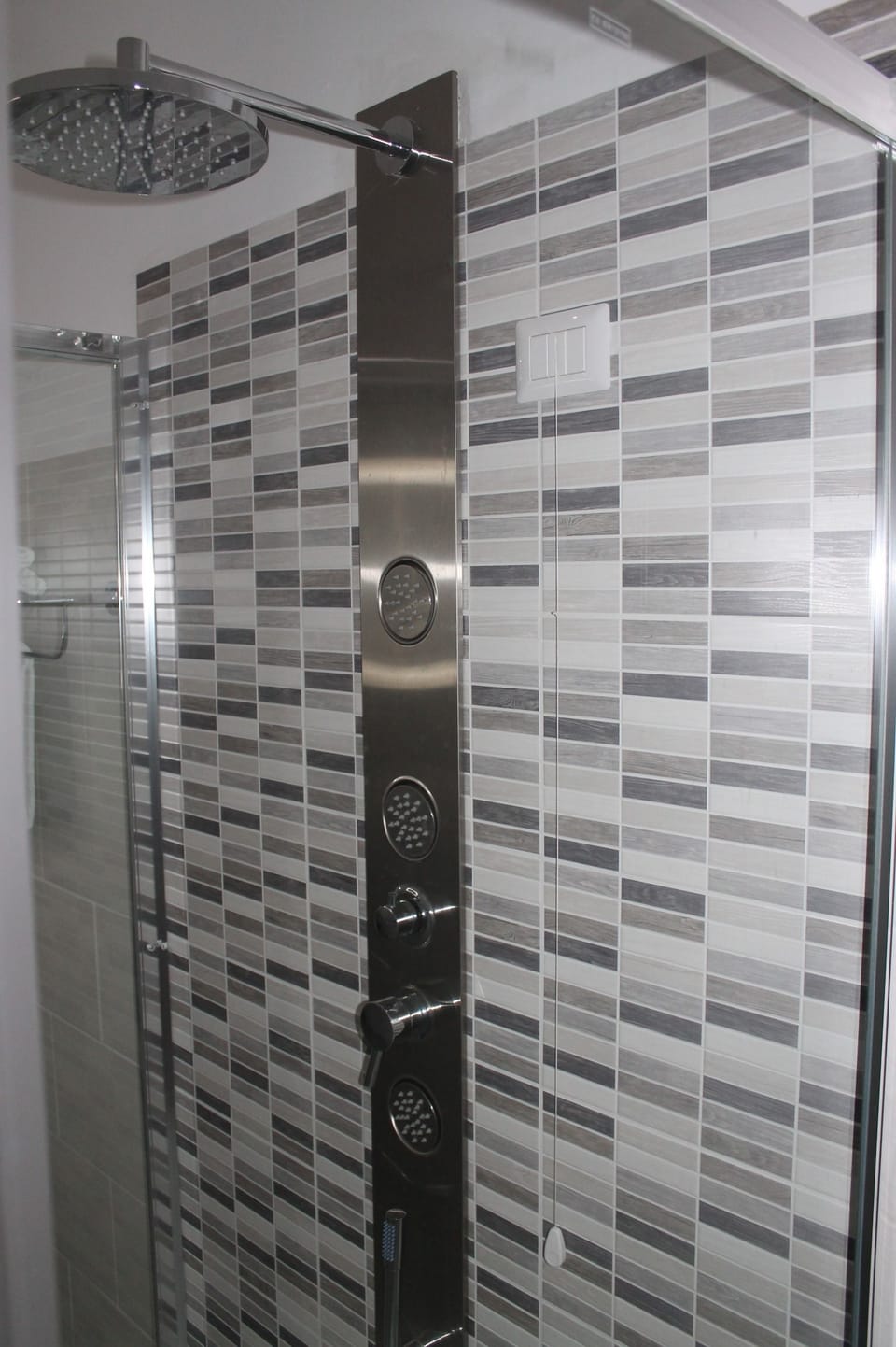 Quadruple Room, Air conditioning | Bathroom shower