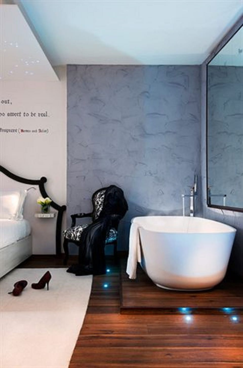 Deluxe Suite with City View | Room amenity