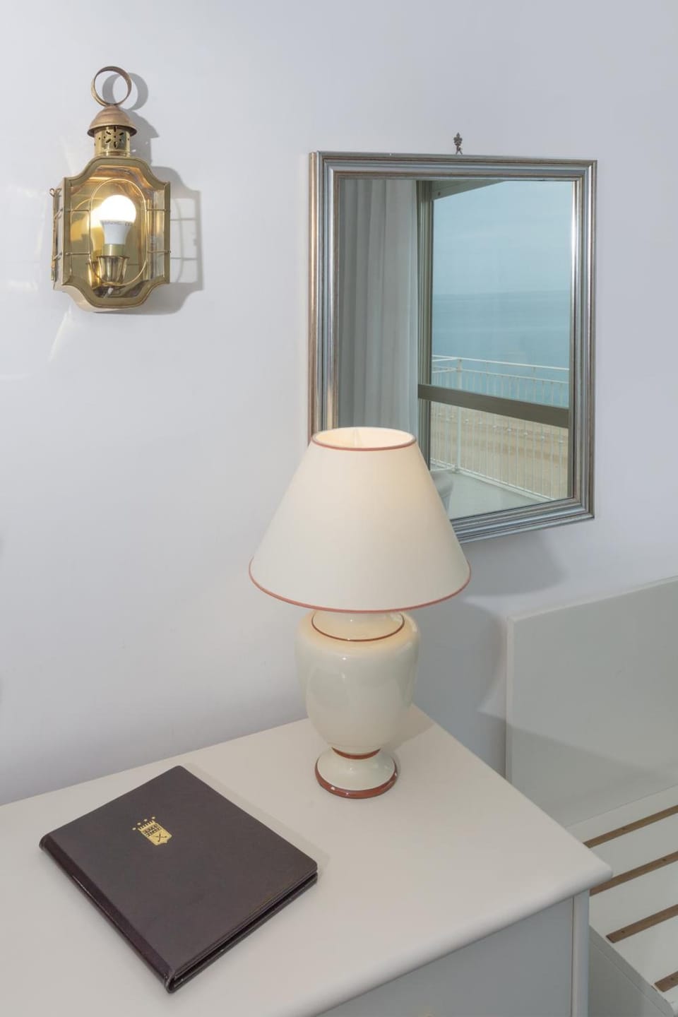 Minibar, in-room safe, desk, WiFi (free)