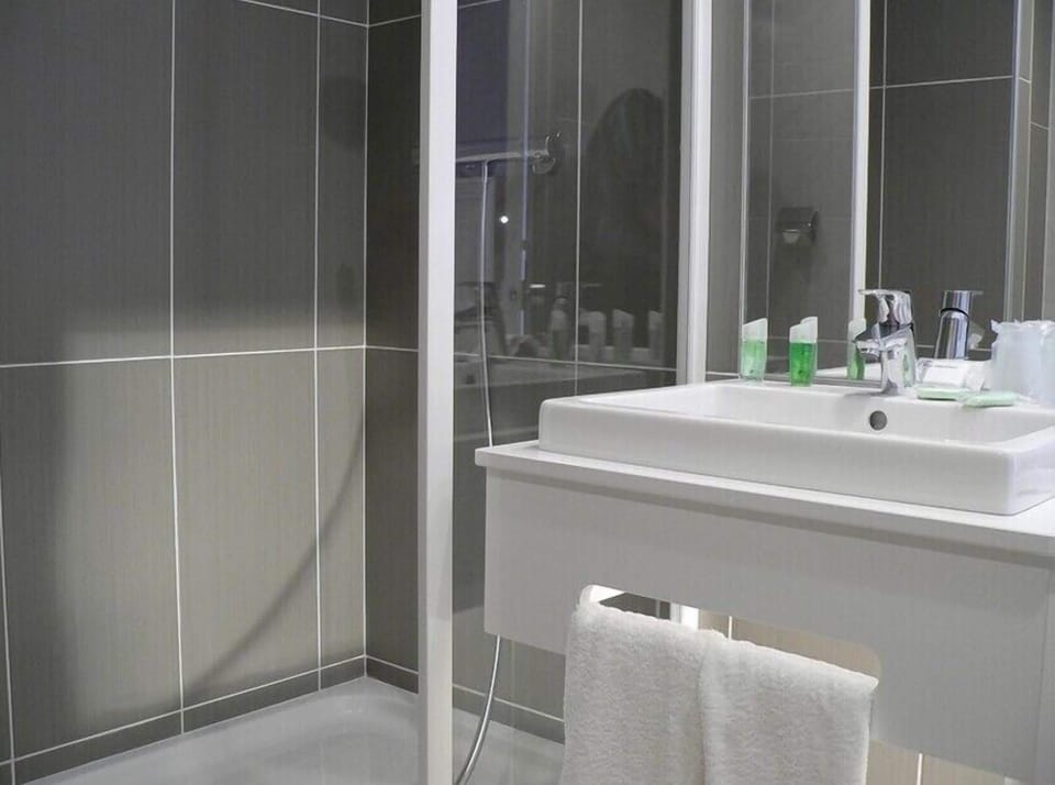 Standard Twin Room | Bathroom | Free toiletries, hair dryer, towels
