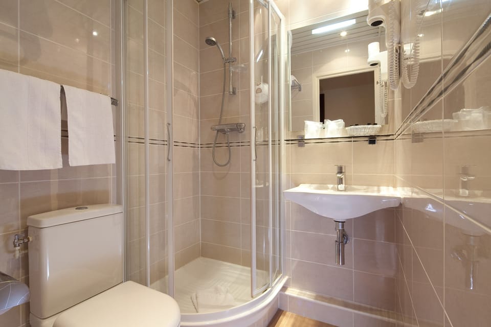Double Room | Bathroom | Free toiletries, hair dryer, towels