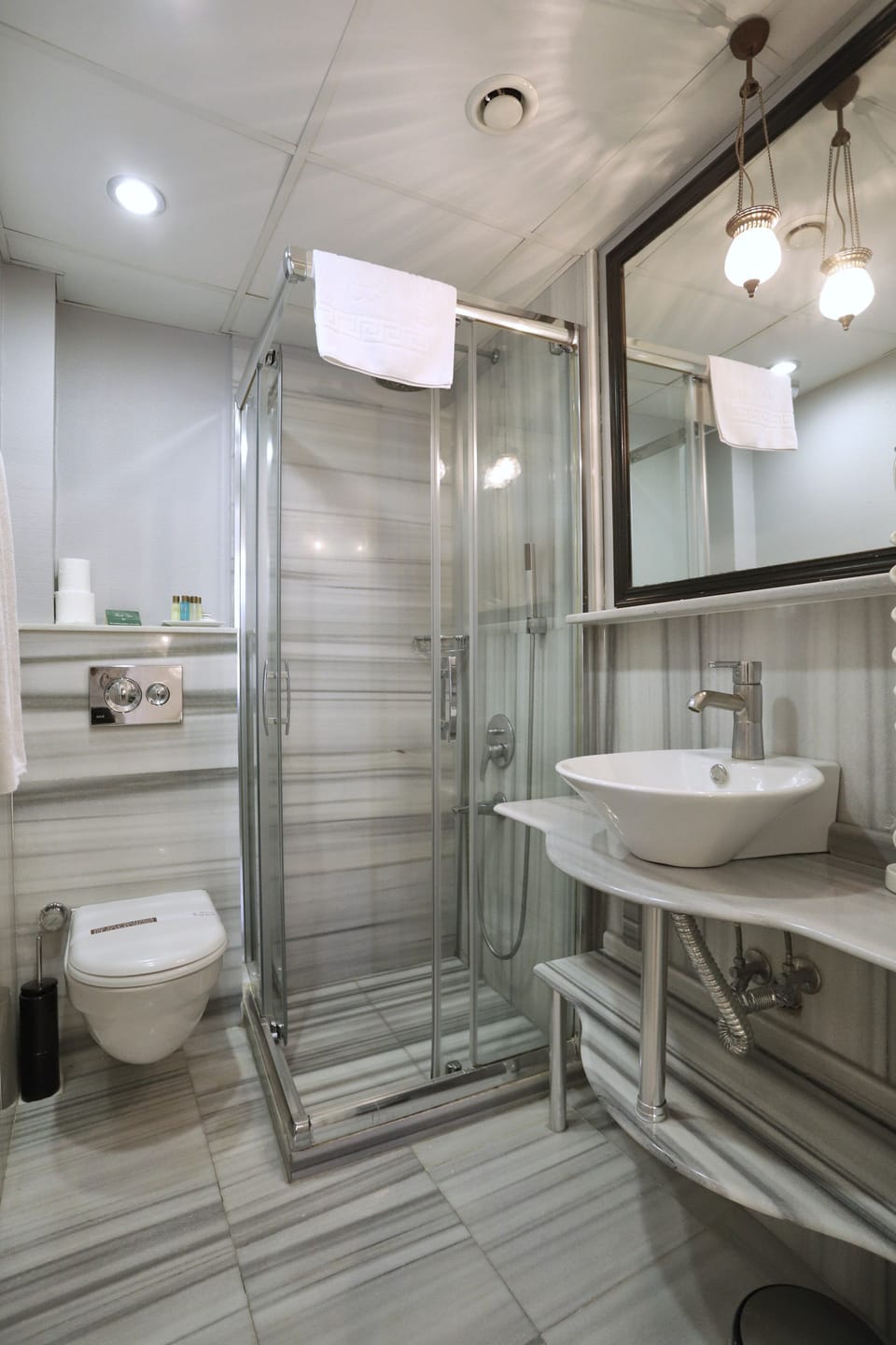 Shower, rainfall showerhead, free toiletries, hair dryer