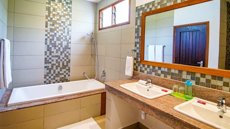 Beachfront Suite | Bathroom | Free toiletries, hair dryer, towels, soap