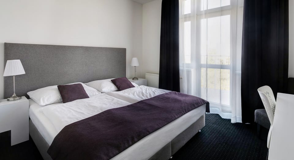 Double / Twin room | In-room safe, desk, blackout drapes, WiFi (free)
