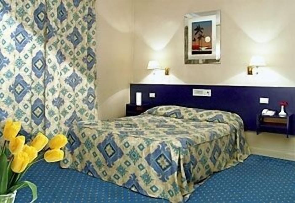 Minibar, in-room safe, free WiFi, bed sheets