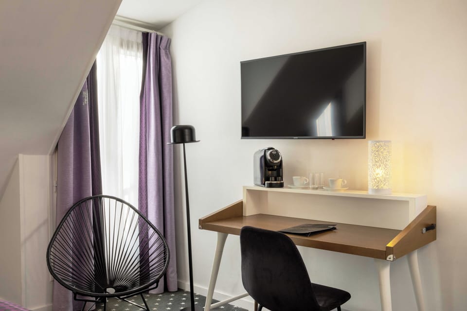 Deluxe Room, 1 Queen Bed | Premium bedding, minibar, in-room safe, desk